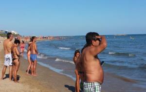 Imatge de banyistes a la platja de La Mota de Cubelles aquest divendres 26 d'agost a la tarda. ACN