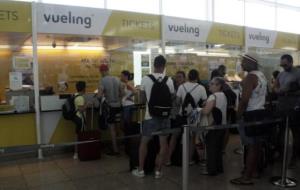 Imatge de clients fent cua als taulells d'atenció al client de Vueling aquest dilluns 4 de juliol. ACN