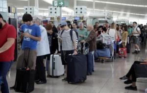 Imatge de la cua als taulells de reclamacions de passatgers de Vueling afectats per les cancel·lacions d'aquest divendres 1 de juliol. ACN