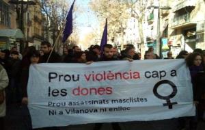 Imatge de la manifestació que es va convocar a Vilanova i la Geltrú després de l'assassinat masclista. EIX
