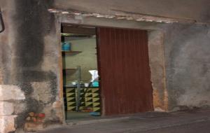Imatge de la porta oberta a l'habitatge on els Mossos d'Esquadra han detingut un home en relació a la mort d'una dona