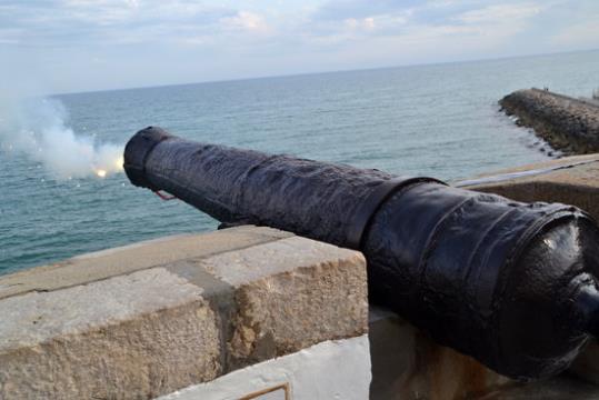 Imatge de la rèplica del canó del segle XVIII inaugurada a Sitges, el 22 de maig de 2016 . ACN