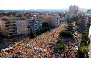 Imatge de l'avinguda Països Catalans de Salt plena durant el batec de la Diada, l'11 de setembre del 2016. ACN