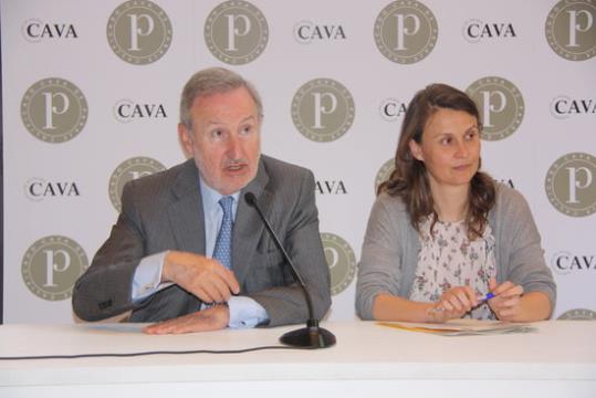 Imatge del president del Conseller Regulador del Cava, Pere Bonet, acompanyat de la consellera d'Agricultura, Meritxell Serret. ACN