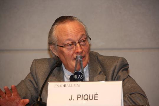 Imatge del vicepresident i conseller delegat d'OHL, Josep Piqué, parlant en una taula el 19 de gener del 2016 en una sessió dels 'Matins Esade'. ACN