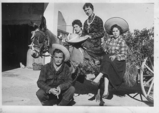 Imatge dels tres tombs de Santa Oliva de 1953. ADHSO