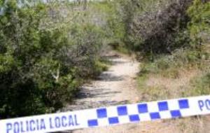 Imatge d'un camí forestal de Vilanova i la Geltrú limitat amb cinta policial perquè s'hi investiga l'aparició d'un home mort amb signes de violència