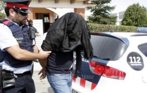 Imatge d'un detingut en l'operació contra el tràfic de drogues sortint de la casa de les Roquetes . ACN