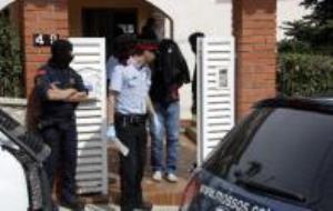 Imatge d'un detingut en l'operació contra el tràfic de drogues sortint de la casa de les Roquetes 