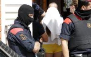 Imatge d'un detingut en l'operació contra el tràfic de drogues sortint de la casa de les Roquetes 