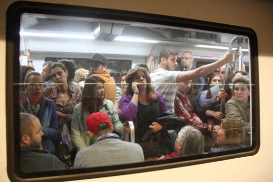 Imatge d'una finestra d'un tren del metro plena d'usuaris en la vaga del metro del 30 de maig del 2016. ACN