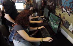 Imatge d'una noia jugant a un dels videojocs que es presenten al Gamelab. ACN