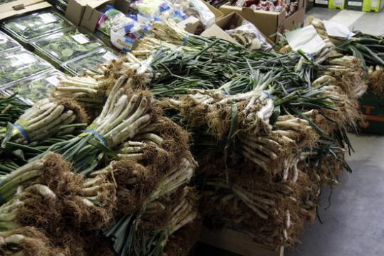 Imatge d'una parada de Mercabarna plena de feixos de calçots el passat dijous 11 de febrer. ACN