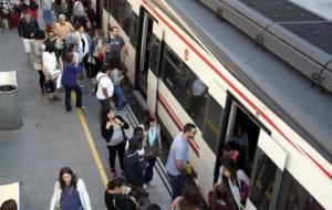 Imatge d'usuaris pujant a un tren a l'estació de Renfe de Cornellà de Llobregat el 22 de setembre de 2016. ACN