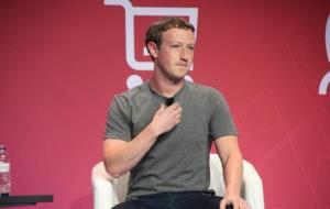 Imatge en un pla mig de Mark Zuckerberg , predident de Facebook, en una conferència davant l’auditori del MWC . ACN