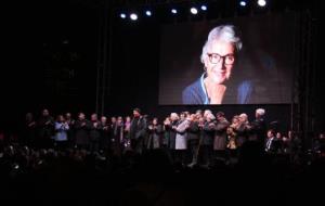 Imatge general de l'acte de comiat a Muriel Casals organitzat per Òmnium, amb Lluís Llach sobre l'escenari