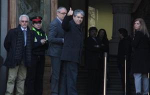 Imatge general de l'exconseller de Presidència Francesc Homs saludant amb el polze alçat la gent que l'aplaudeix a l'entrada del TSJC. ACN