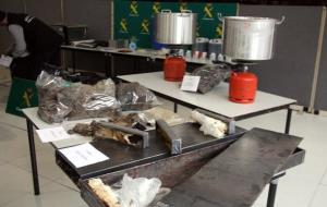 Imatge general dels diversos utensilis utilitzats pels narcotraficants per separar la cocaïna de la substància negra. Guàrdia Civil