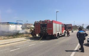 Incendi de matolls a prop de la llar d'infants El Trenet de Cunit. Ajuntament de Cunit