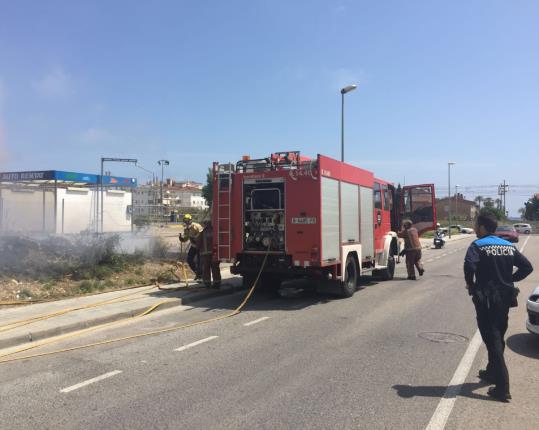 Incendi de matolls a prop de la llar d'infants El Trenet de Cunit. Ajuntament de Cunit