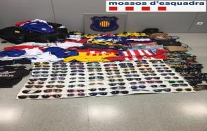 Intervenen 336 objectes falsificats a dos venedors del top manta a Sitges. Mossos d'Esquadra