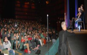 J.A. Bayona ha presentat el llibre Un monstruo viene a verme i ha mantingut una trobada amb els estudiants que han assistit pel matí a la projecció. E