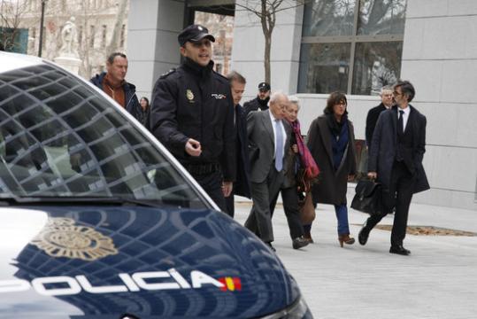 Jordi Pujol acompanyat de la seva dona Marta Ferrusola i els seus advocats després de declarar davant el jutge de l'Audiència Nacional. ACN