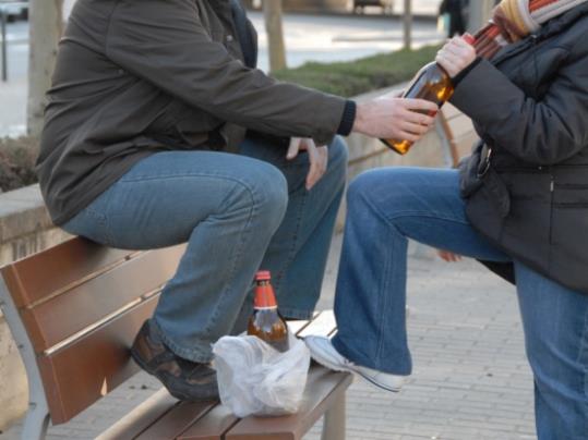 Joves consumint alcohol al carrer. ACN