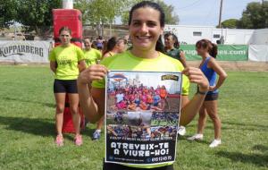 Jugadora del RC Sitges femení amb el cartell que estan repartint