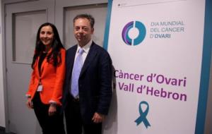 La cap de la unitat de tumors ginecològics de l'Hospital Vall d'Hebron, Ana Oaknin i el cap de servei de ginecologia i obstetrícia, Antonio Gil. ACN