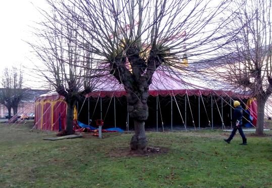 La carpa, que divendres 16 de desembre arribava a Sant Pere de Ribes. Eix