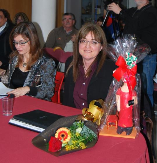 La Corporació homenatja la interventora municipal, Rosa Almirall, qui deixa el càrrec després de 16 anys. Ajuntament de Cubelles