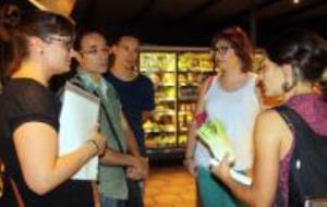 La dietista-nutricionista d'Alternatura, Laura Pérez, durant la sessió de 'personal shopper' al supermercat de Ca l'Arpellot, a Manresa