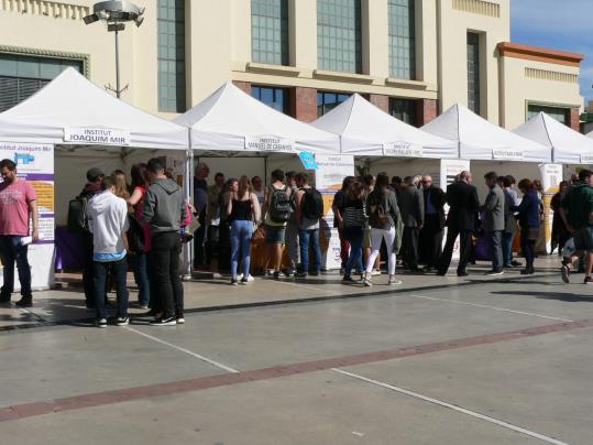 La fira de la Zona E ajuda els estudiants a saber 