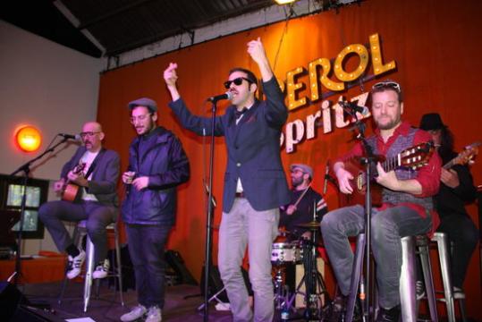 La Fundació Tony Manero en plena acció músical aquest dissabte 5 de març de 2016 al concert ofert al Palo Alto Market. ACN