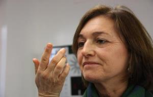 La professora de la Facultat d'Òptica de la UPC de Terrassa, Carme Serés, amb la lent de contacte desenvolupada per Jaume Pauné. ACN