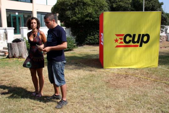 La regidora de la CUP a Vilanova i la Geltrú, Berta Belaskoain, i el membre del Secretariat Nacional, Quim Arrufat, als jardins del Molí de Mar. ACN