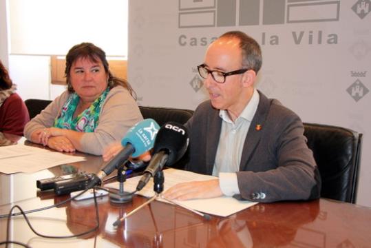 La regidora de Serveis Urbans i Mobilitat de Sitges, Carme Almirall, i l'alcalde, Miquel Forns, en roda de premsa. ACN