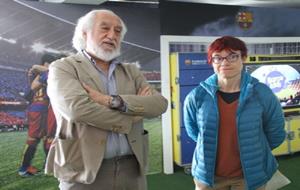 La regidora d'Esports Blanca Albà i Josep Maldonado de la Fundació del FCBarcelona visten als infants del projecte BarçaKids