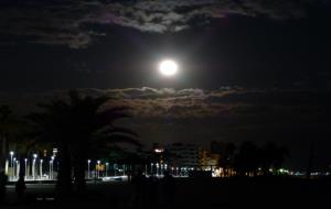 La Super Lluna plena d'avui al passeig del Vendrell