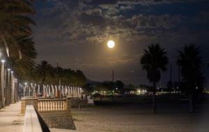 La Super Lluna plena d'avui al passeig marítim de Vilanova i la Geltrú. EIX