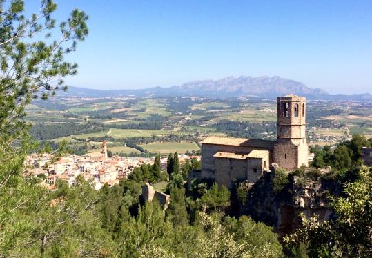La vila de Gelida i l'església del Castell de Gelida. Eix