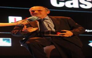 Pere Regull recull el premi a la plaça de la Vila de Vilafranca