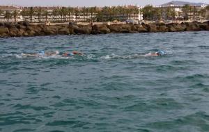 La XXXVII Travessia nedant la platja de Vilanova