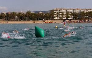 La XXXVII Travessia nedant la platja de Vilanova