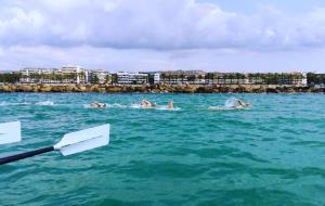 La XXXVII Travessia nedant la platja de Vilanova