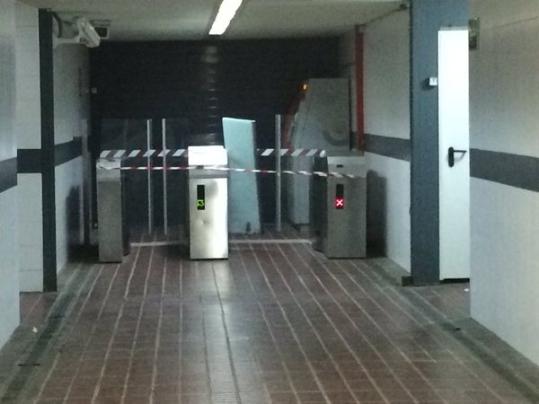 L'accés de l'estació de Vilanova pel barri de Mar torna a estar tancar per vandalisme. Vanessa Carrión