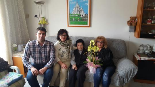 L’Ajuntament de la Granada felicita la veïna de més edat del municipi, de 101 anys. Ajuntament de la Granada