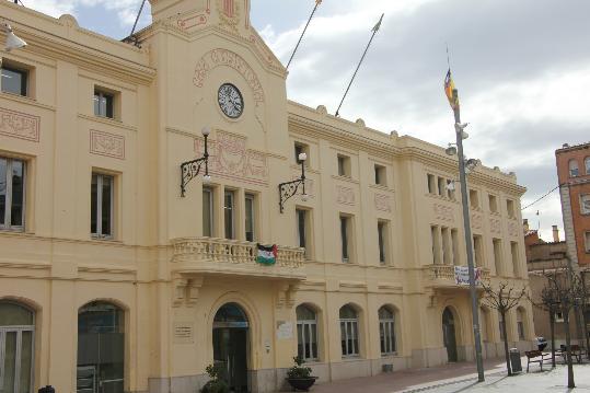 L'Ajuntament de Sant Sadurní penja la bandera de la RASD en solidaritat amb el poble sahrauí. Ajt Sant Sadurní d'Anoia