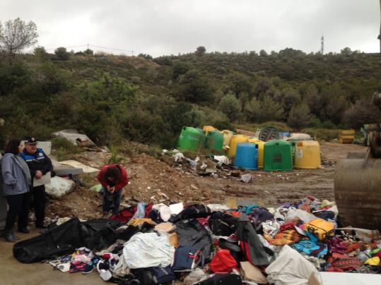 L’Ajuntament de Sitges destrueix 8.000 peces procedents del decomís del Top Manta. Ajuntament de Sitges